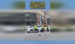 警车周围的吃瓜群众,现场直击事件背后