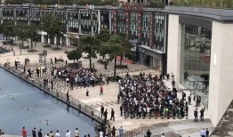 群众排队吃瓜视频,揭秘群众围观现象背后的社会心理