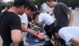 吃瓜群众拍照录像,记录生活点滴