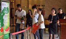 暗区突围吃瓜群众爱吃瓜,吃瓜群众热捧，瓜香四溢的电竞盛宴