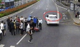 吃瓜群众自己车被撞