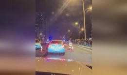 警车周围的吃瓜群众,现场直击事件背后