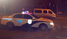 警车周围的吃瓜群众,现场直击事件背后