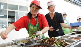 食堂阿姨吃瓜群众视频,揭秘校园生活趣味瞬间