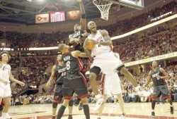 nba打架时的吃瓜群众,场边吃瓜群众见证的火爆瞬间