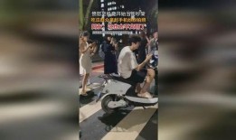 吃瓜群众拍照录像,记录生活点滴